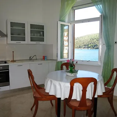 Apartment By The Sea 1093
